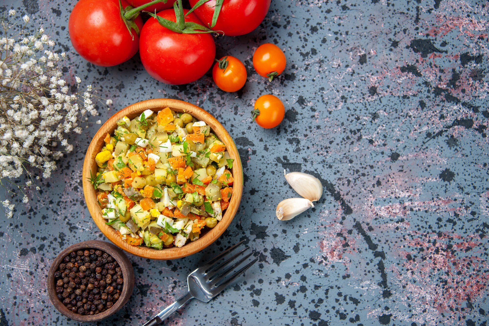 Ensalada colorida con hierbas frescas, tomate y legumbres en un bowl